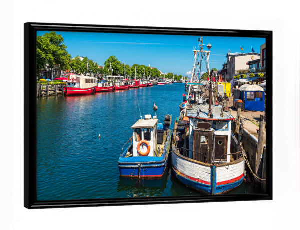 Poster mit schwarzem Rahmen "Alter Strom mit Fischerbooten" artboxONE - Reise,Architektur,Reise / Strand und Meer