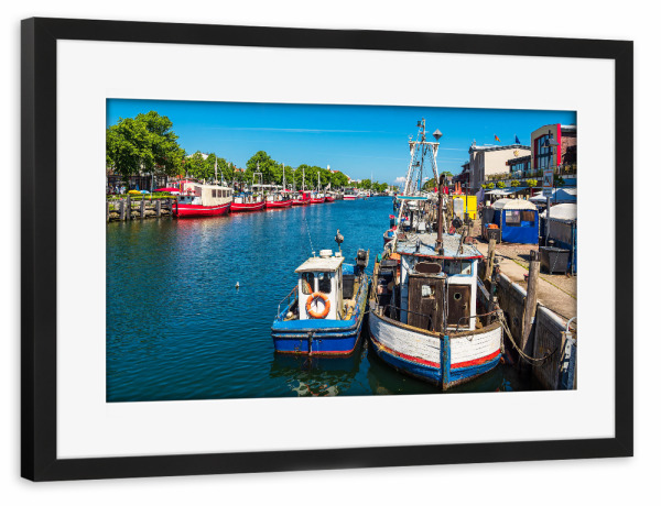 Poster mit Rahmen schwarz "Alter Strom mit Fischerbooten" artboxONE - Reise,Architektur,Reise / Strand und Meer