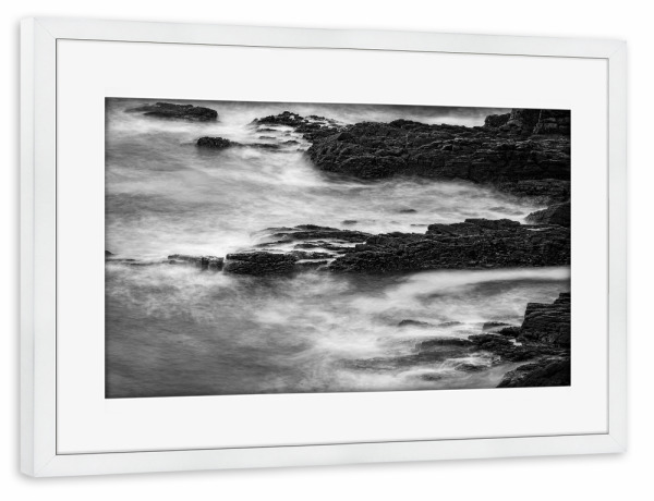 Poster mit Rahmen weiß "Die Küste Irlands" artboxONE - Natur,Schwarzweiß - Küste,Riff,Kliff,Meer,Ozean,Wellen,Irland,Felsenküste,Strand,Atlantik