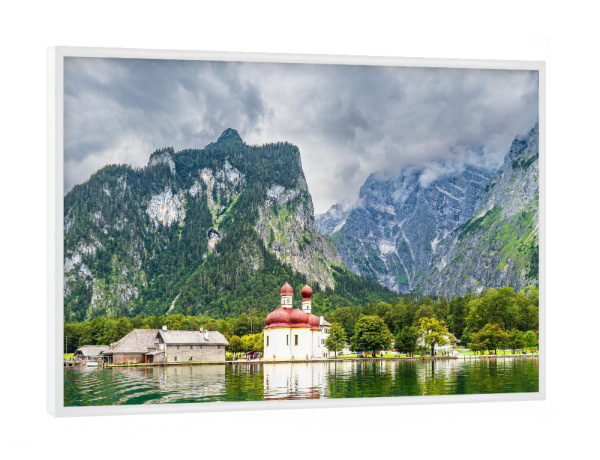 Poster mit weißem Rahmen "See, Kirche, Berge" artboxONE - Natur,Reise,Architektur