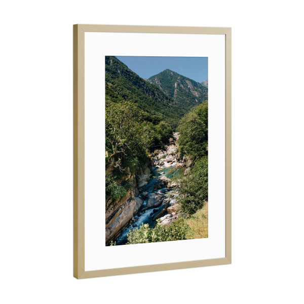 Poster mit Rahmen Gold "Im Verzascatal" artboxONE - Natur,Reise - Verzascatal,Verzasca,Schweiz,Fluss,Berg,Natur,Sommer,Wandern,Naturbad,Felsen
