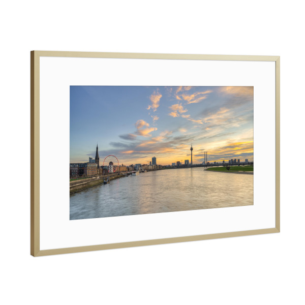 Poster mit Rahmen Gold "Skyline - Düsseldorf" artboxONE - Städte,Architektur,Städte / Düsseldorf