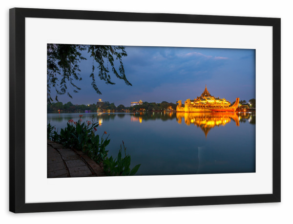 Poster mit Rahmen schwarz "Die königliche Barke bei Nacht" artboxONE - Architektur