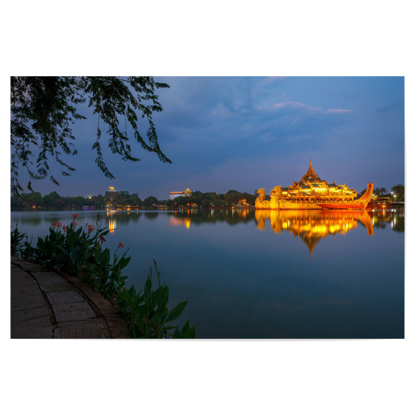 Poster "Die königliche Barke bei Nacht" artboxONE - Architektur - Yangon,Myanmar,Rangoon,Schiff,Boot,Königliche barke,See,Pagode,Buddhismus,Golden