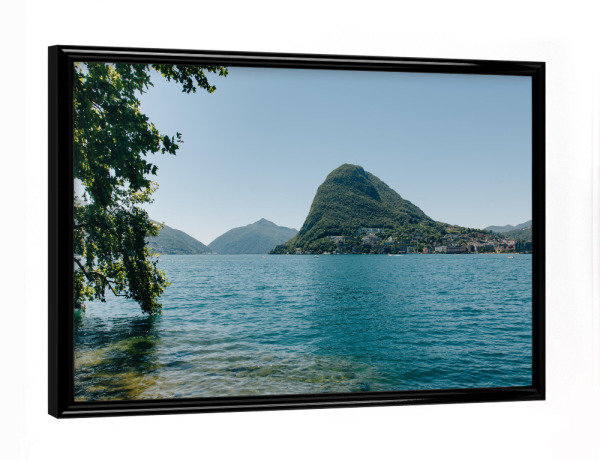 Poster mit schwarzem Rahmen "Seeblick zum Monte San Salvatore" artboxONE - Natur,Reise