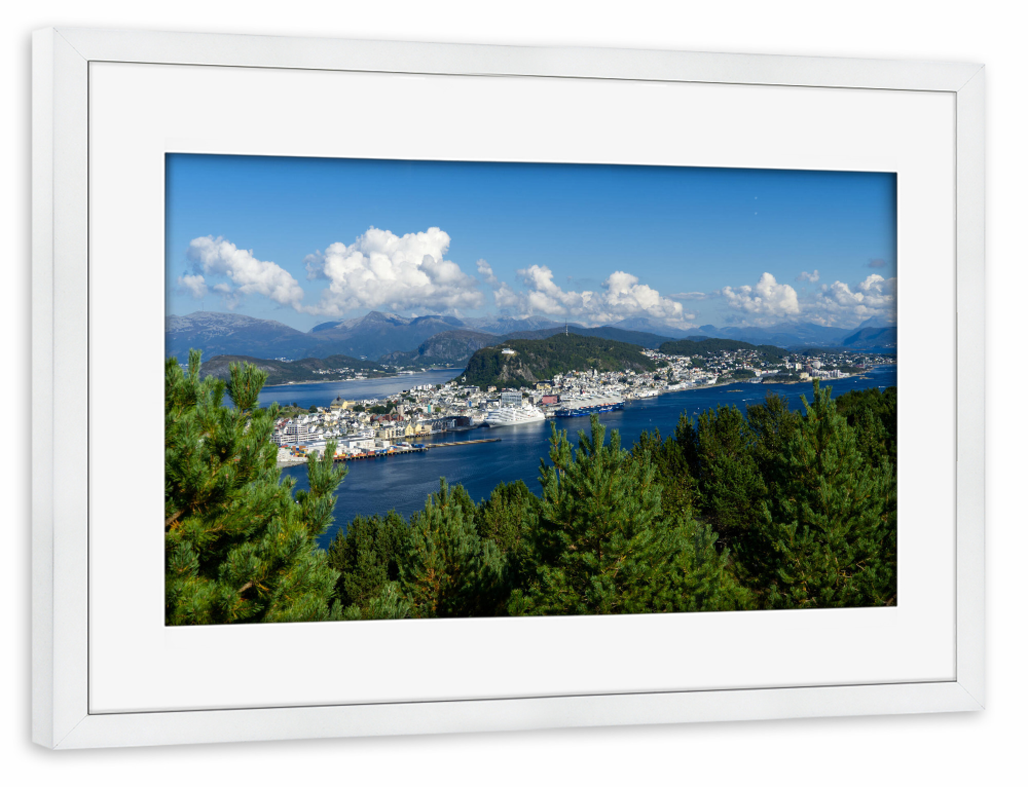 Poster mit Rahmen weiß "Blick auf Alesund mit Hafen" artboxONE - Städte,Natur,Reise,Reise / Strand und Meer,Reise / Länder