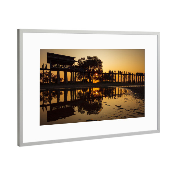 Poster mit Rahmen Silber "Die U Bein Brücke in Myanmar" artboxONE - Architektur