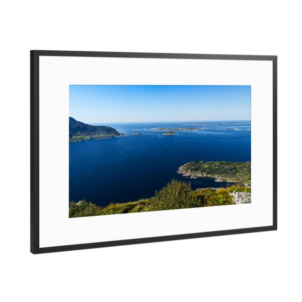 Poster mit Rahmen Schwarz (Metallic) "Malerischer Fjord bei Alesund" artboxONE - Natur,Reise,Reise / Strand und Meer,Reise / Länder