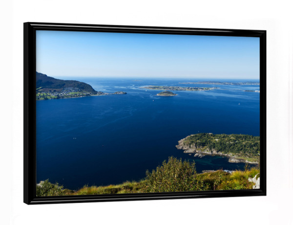 Poster mit schwarzem Rahmen "Malerischer Fjord bei Alesund" artboxONE - Natur,Reise,Reise / Strand und Meer,Reise / Länder