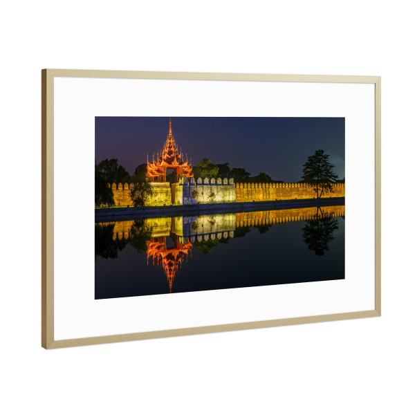 Poster mit Rahmen Gold "Der Königliche Palast bei Nacht" artboxONE - Architektur