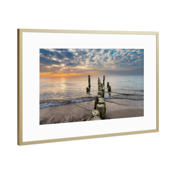 Poster mit Rahmen Gold "Strand, Buhne, Meer, Wolken" artboxONE - Natur,Reise,Reise / Strand und Meer