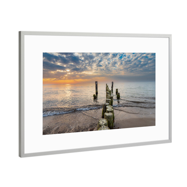 Poster mit Rahmen Silber "Strand, Buhne, Meer, Wolken" artboxONE - Natur,Reise,Reise / Strand und Meer
