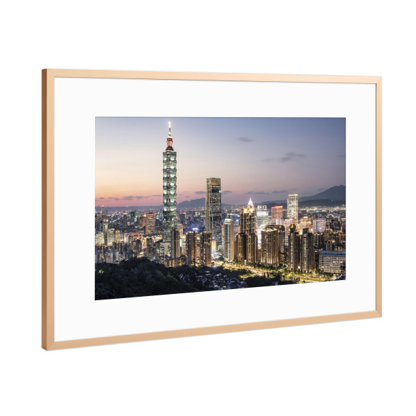 Poster mit Rahmen Kupfer "Taipeh in der Abenddämmerung" artboxONE - Städte,Reise,Architektur,Reise / Asien,Reise / Länder
