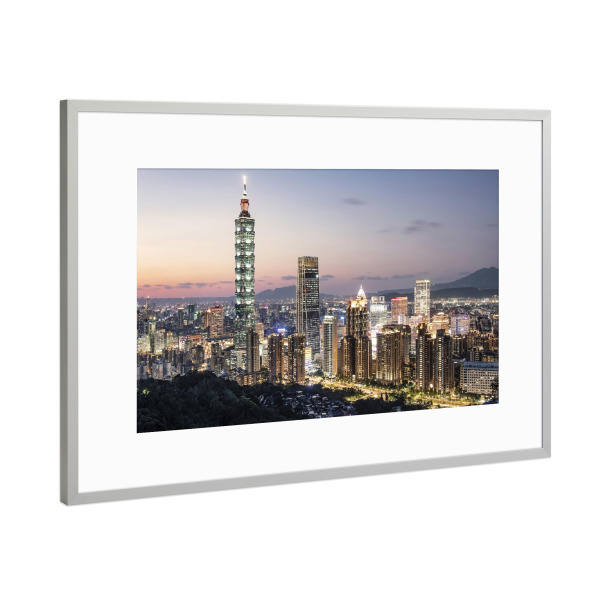 Poster mit Rahmen Silber "Taipeh in der Abenddämmerung" artboxONE - Städte,Reise,Architektur,Reise / Asien,Reise / Länder