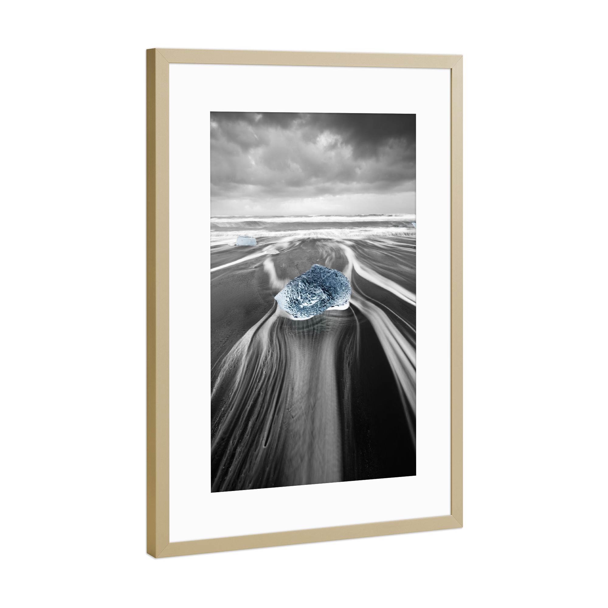 Poster mit Rahmen Gold "Ein Eisblock in der Brandung" artboxONE - Natur,Reise,Reise / Strand und Meer