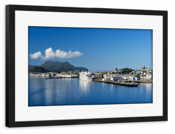 Poster mit Rahmen schwarz "Hafen Alesund in Norwegen" artboxONE - Natur,Reise,Reise / Strand und Meer,Reise / Länder,Städte / Weitere