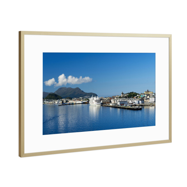Poster mit Rahmen Gold "Hafen Alesund in Norwegen" artboxONE - Natur,Reise,Reise / Strand und Meer,Reise / Länder,Städte / Weitere