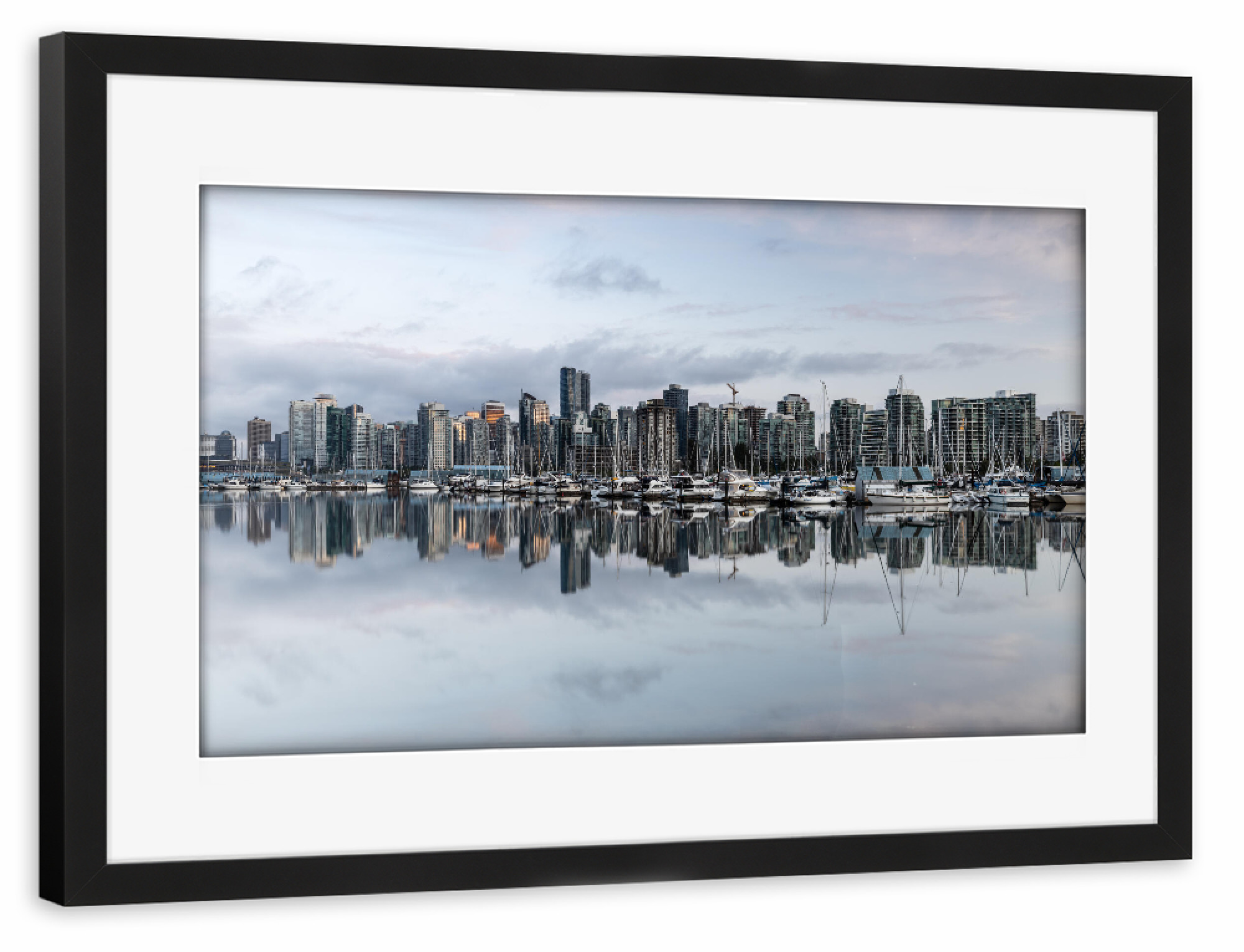 Poster mit Rahmen schwarz "Spiegelung von Vancouver" artboxONE - Architektur - Vancouver,Kanada,Skyline,Stadt,Hafen,Spiegelung,Abend,Nacht,Hochhaus