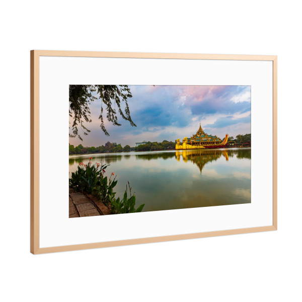 Poster mit Rahmen Kupfer "Yangon die königliche Barke" artboxONE - Architektur