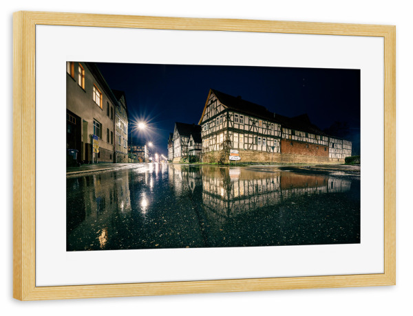 Poster mit Rahmen kiefer "Herleshausen im Spiegel" artboxONE - Architektur - Herleshausen,Hessen,Dorf,Fachwerkhaus,Deutschland,Spiegelung,Strasse