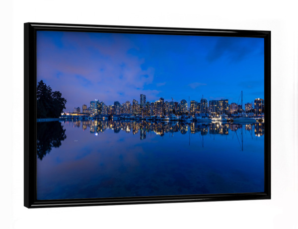 Poster mit schwarzem Rahmen "Vancouver bei Nacht" artboxONE - Architektur - Vancouver,Kanada,Skyline,Stadt,Hafen,Spiegelung,Abend,Nacht,Hochhaus