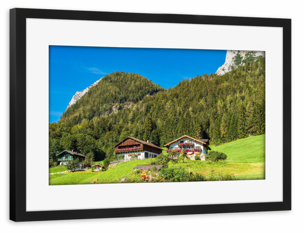 Poster mit Rahmen schwarz "Wiese, Häuser, Berge" artboxONE - Natur,Reise,Architektur