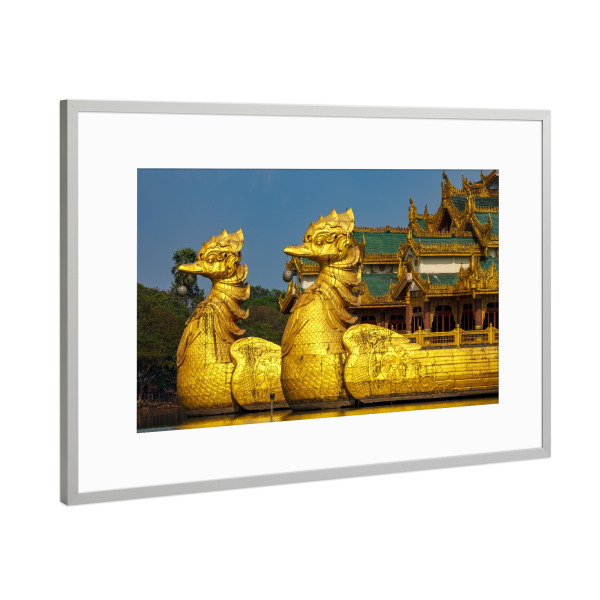 Poster mit Rahmen Silber "Königliche Barke Myanmar" artboxONE - Architektur