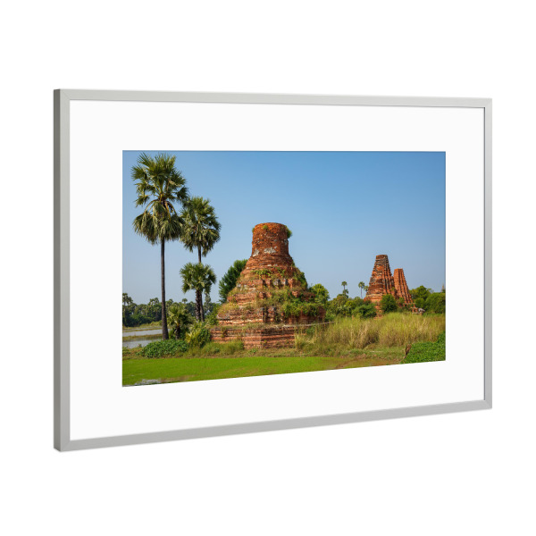 Poster mit Rahmen Silber "Tempel von Ava in Myanmar" artboxONE - Architektur