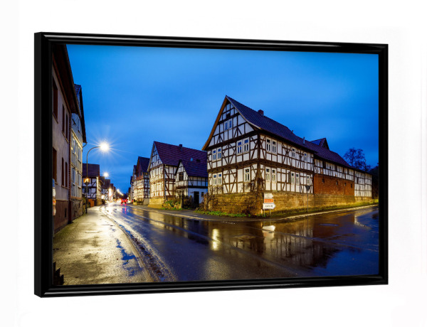 Poster mit schwarzem Rahmen "Historisches Herleshausen" artboxONE - Architektur - Herleshausen,Hessen,Fachwerkhaus,Dorf,Nacht,Beleuchtet,Deutschland