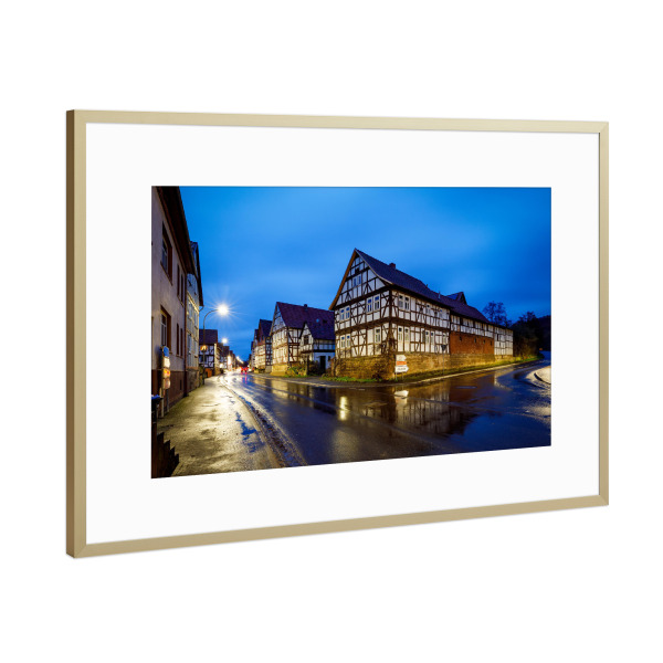 Poster mit Rahmen Gold "Historisches Herleshausen" artboxONE - Architektur - Herleshausen,Hessen,Fachwerkhaus,Dorf,Nacht,Beleuchtet,Deutschland