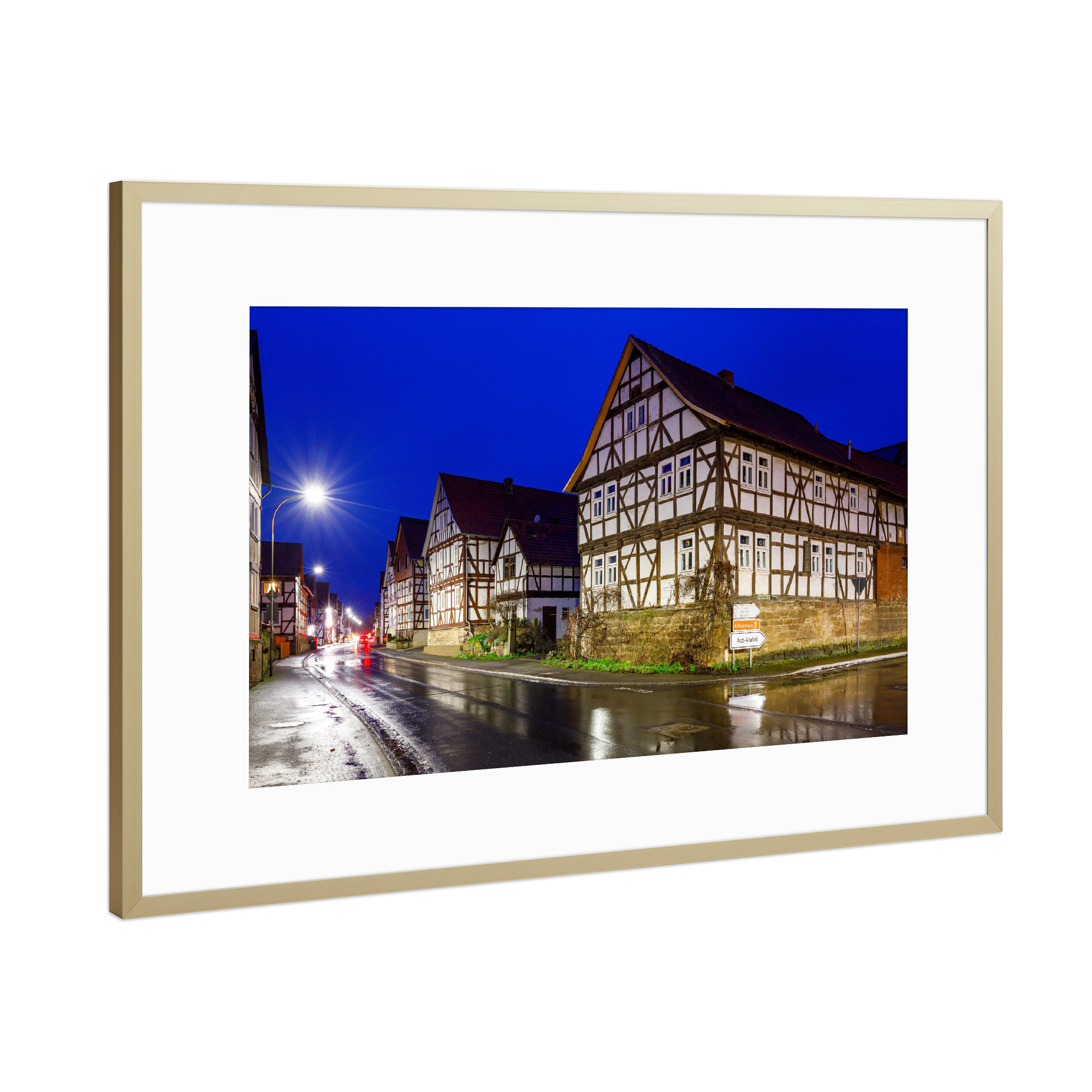 Poster mit Rahmen Gold "Herleshausen Hainertor" artboxONE - Architektur - Herleshausen,Hessen,Fachwerkhaus,Dorf,Nacht,Beleuchtet,Deutschland