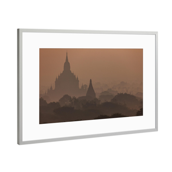 Poster mit Rahmen Silber "Schatten der Pagoden von Bagan" artboxONE - Architektur,Reise / Asien