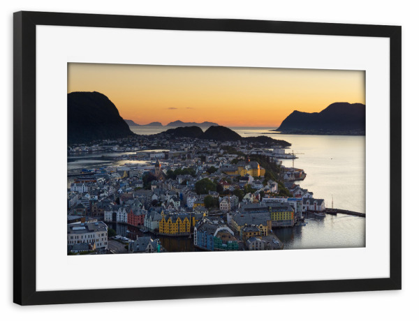 Poster mit Rahmen schwarz "Alesund in der Abenddämmerung" artboxONE - Städte,Natur,Reise,Reise / Länder,Städte / Weitere