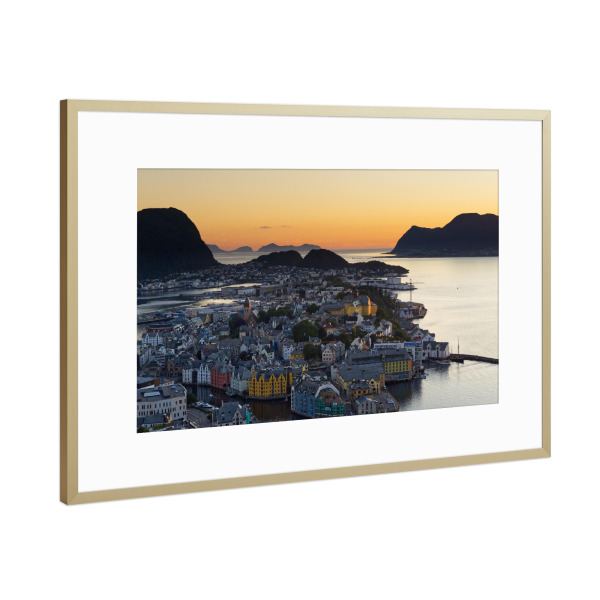Poster mit Rahmen Gold "Alesund in der Abenddämmerung" artboxONE - Städte,Natur,Reise,Reise / Länder,Städte / Weitere
