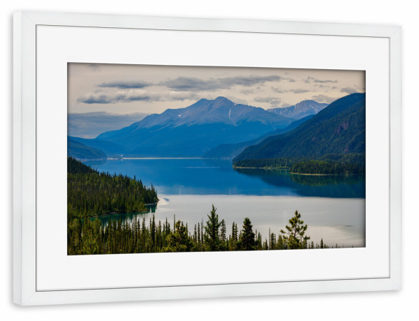 Poster mit Rahmen weiß "Lake Muncho" artboxONE - Natur,Reise - Kanada,Lake muncho,Landschaft,Natur,See,Berge,Rocky mountains,Wildnis,British columbia