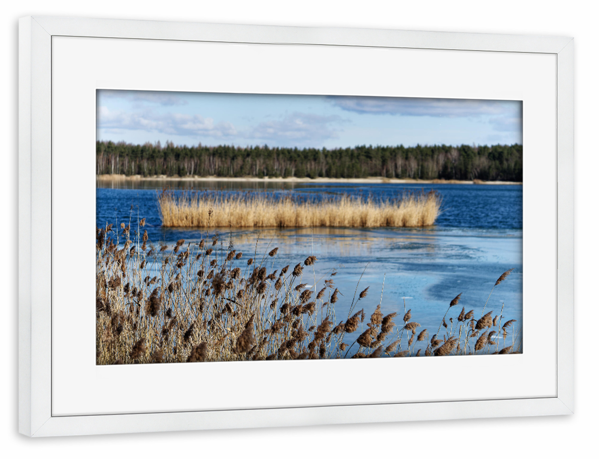 Poster mit Rahmen weiß "Winterruhe an einem See" artboxONE - Natur