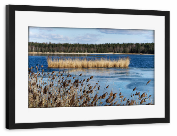 Poster mit Rahmen schwarz "Winterruhe an einem See" artboxONE - Natur