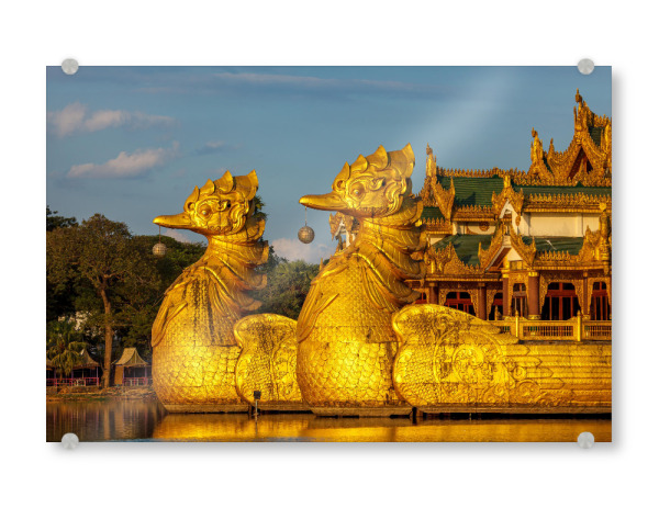 Acrylglasbild "Die königliche Barke" artboxONE - Architektur - Yangon,Myanmar,Rangoon,Schiff,Boot,Königliche barke,See,Pagode,Buddhismus,Golden