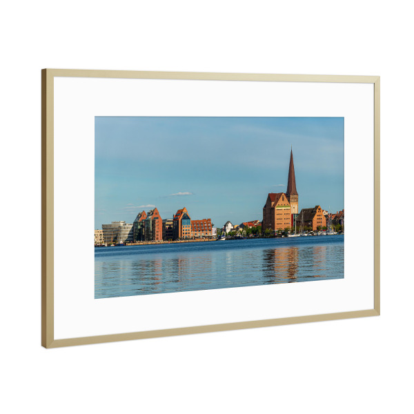 Poster mit Rahmen Gold "Kirche, Häuser, Warnow" artboxONE - Reise,Architektur,Städte / Weitere