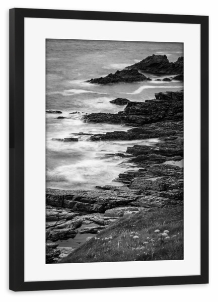 Poster mit Rahmen schwarz "Irische Küste" artboxONE - Natur,Schwarzweiß - Küste,Riff,Kliff,Meer,Ozean,Wellen,Irland,Felsenküste,Strand,Atlantik