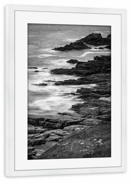 Poster mit Rahmen weiß "Irische Küste" artboxONE - Natur,Schwarzweiß - Küste,Riff,Kliff,Meer,Ozean,Wellen,Irland,Felsenküste,Strand,Atlantik