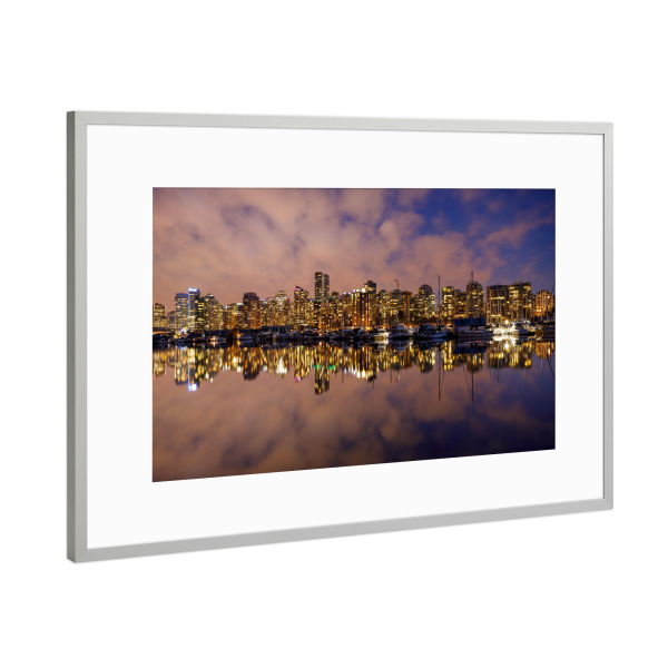 Poster mit Rahmen Silber "Vancouver Skyline bei Nacht" artboxONE - Architektur - Vancouver,Kanada,Skyline,Stadt,Hafen,Spiegelung,Abend,Nacht,Hochhaus