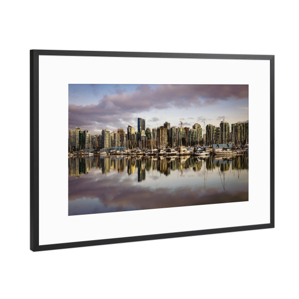Poster mit Rahmen Schwarz (Metallic) "Skyline von Vancouver in Kanada" artboxONE - Architektur