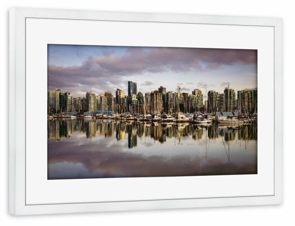 Poster mit Rahmen weiß "Skyline von Vancouver in Kanada" artboxONE - Architektur