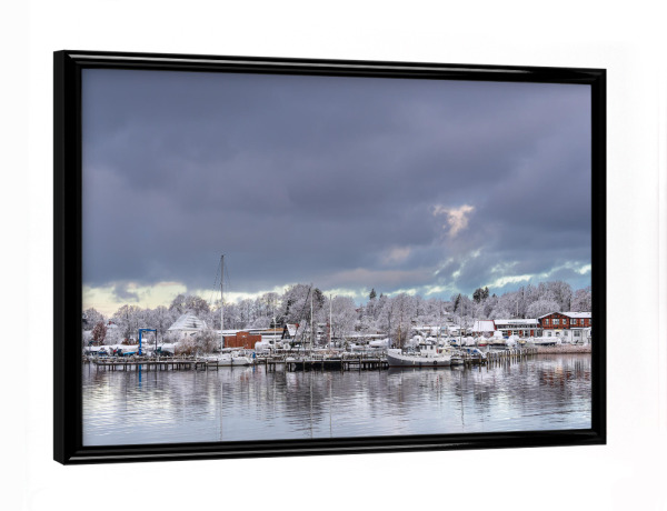 Poster mit schwarzem Rahmen "Wolken, Gebäude, Boot, Fluss" artboxONE - Natur,Reise,Architektur,Städte / Weitere