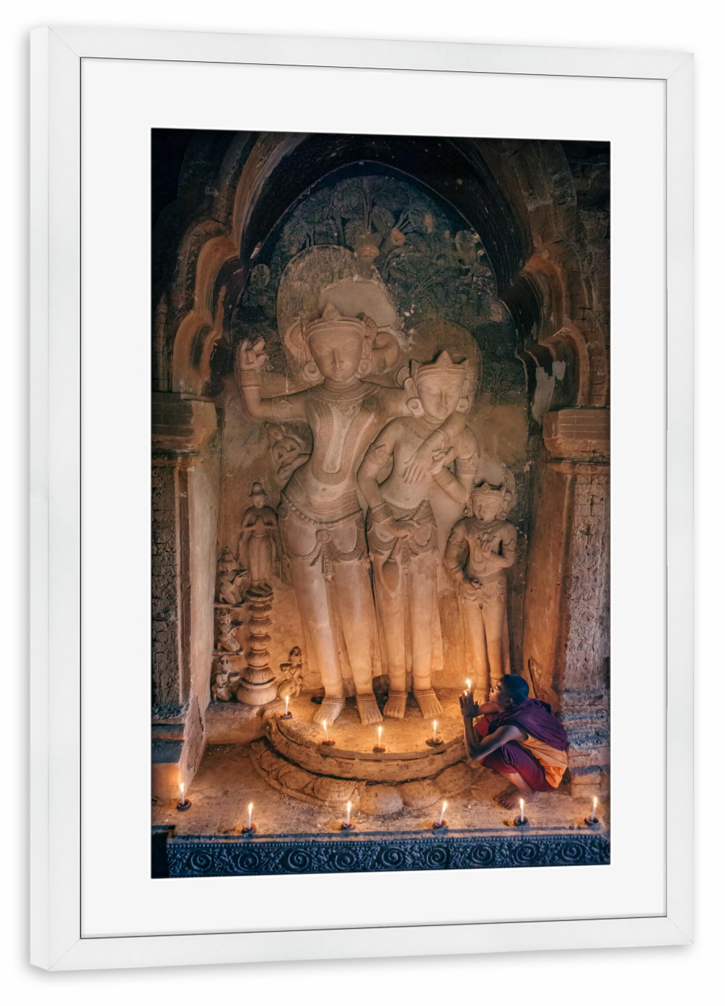 Poster mit Rahmen weiß "Mönch im Tempel von Bagan" artboxONE - Architektur,Reise / Asien