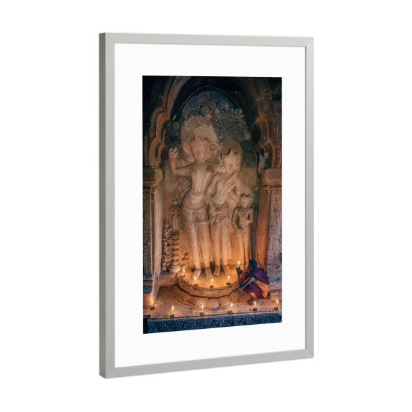 Poster mit Rahmen Silber "Mönch im Tempel von Bagan" artboxONE - Architektur,Reise / Asien