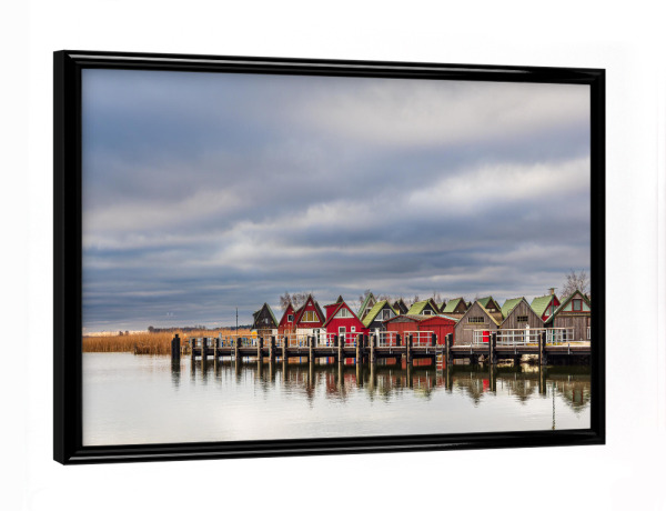 Poster mit schwarzem Rahmen "Wolken, Bootshaus, Bodden" artboxONE - Natur,Reise,Architektur,Reise / Strand und Meer