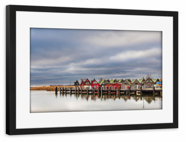 Poster mit Rahmen schwarz "Wolken, Bootshaus, Bodden" artboxONE - Natur,Reise,Architektur,Reise / Strand und Meer