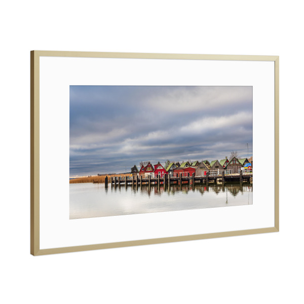 Poster mit Rahmen Gold "Wolken, Bootshaus, Bodden" artboxONE - Natur,Reise,Architektur,Reise / Strand und Meer